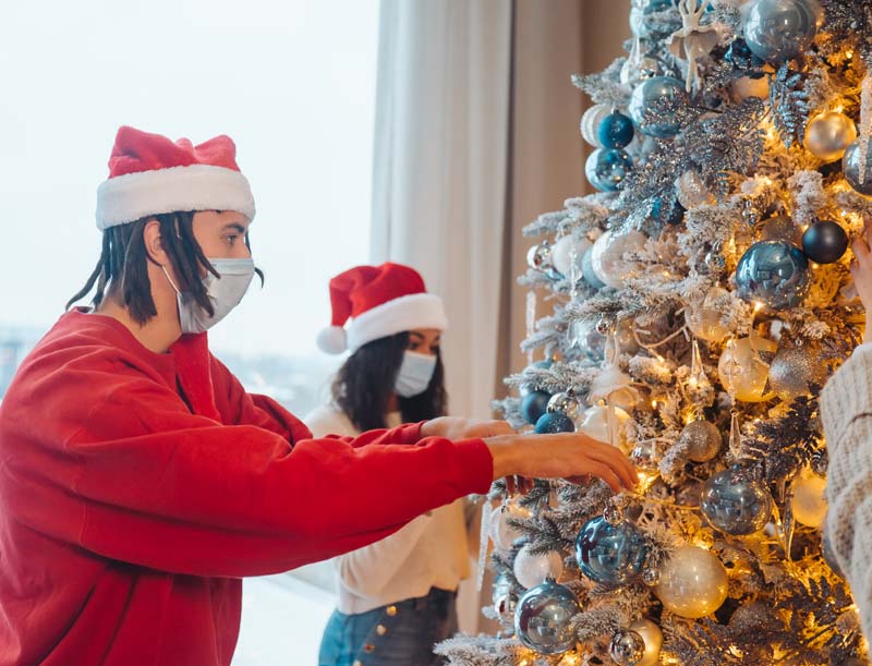 Couple allergique au sapin avec des masques de protection